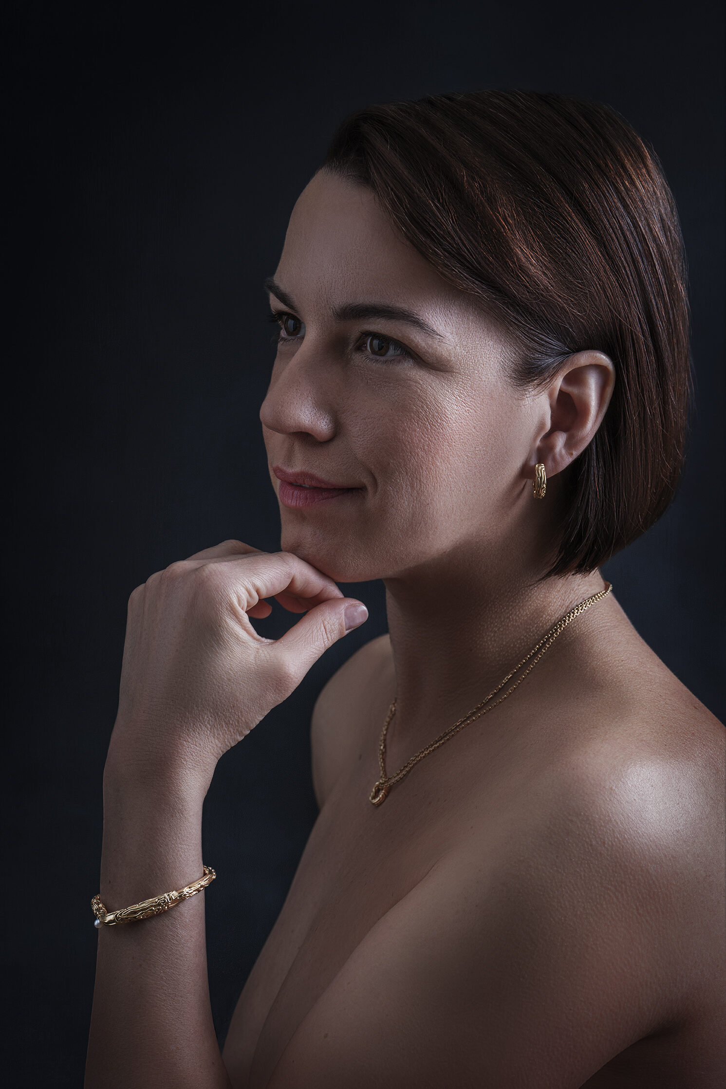 Herečka Bára Vyskočilová se šperky Antonie Lešer